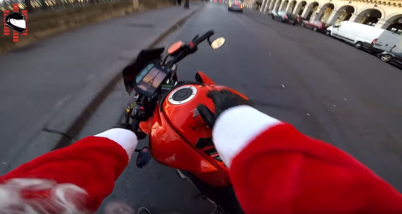 Chris RS, motorkář v kostýmu Santa Clause, zabránil žene v ujetí od nehody