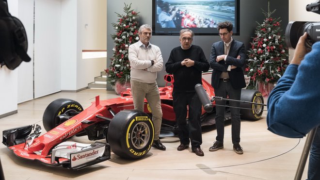 Šéfové Ferrari (zleva: Maurizio Arrivabene, Sergio Marchionne a Matia Binotto) na tradičním předvánočním večírku