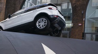Range Rover Evoque si poradil s největším zpomalovacím prahem světa bez zaváhání