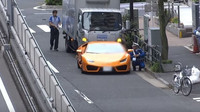 Policista na kole si podal řidiče Lamborghini Huracán kvůli jízdě na červenou