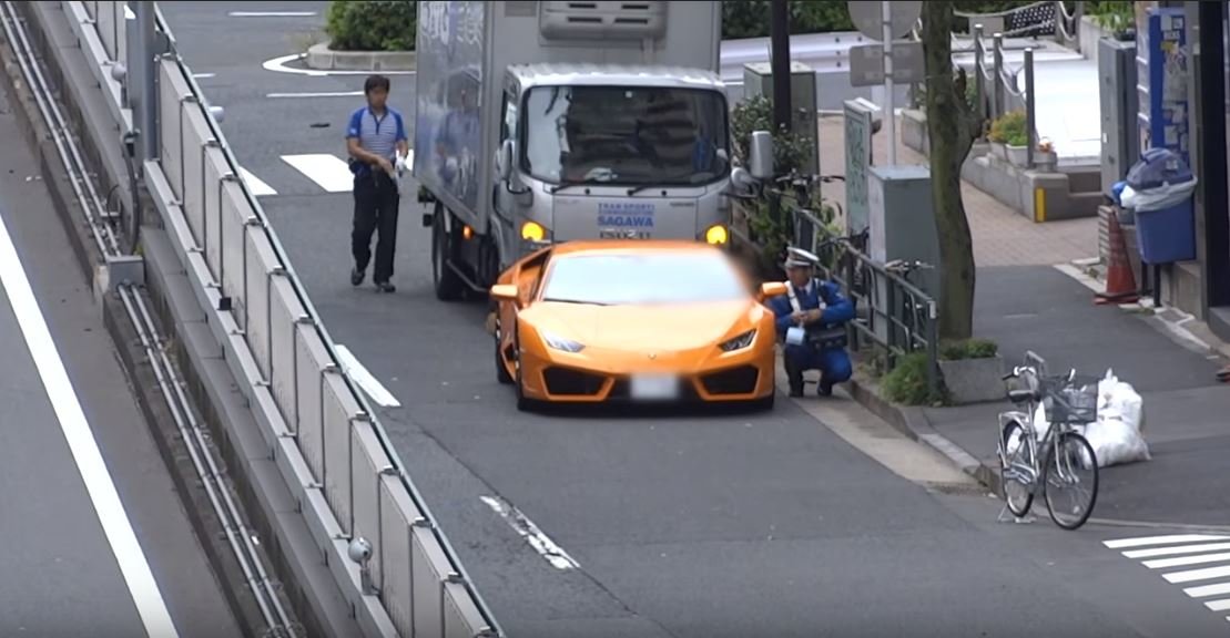 Policista na kole si podal řidiče Lamborghini Huracán kvůli jízdě na červenou