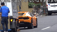 Policista na kole si podal řidiče Lamborghini Huracán kvůli jízdě na červenou