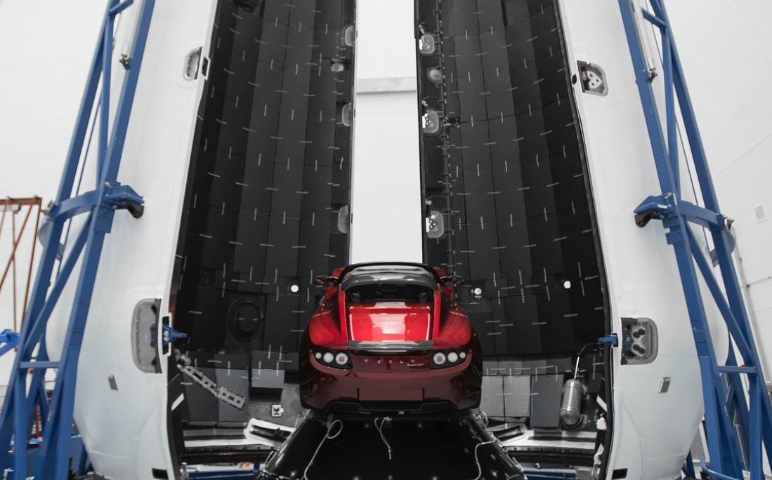 Elektromobil Tesla Roadster připravený k naložení do raketoplánu Falcon Heavy