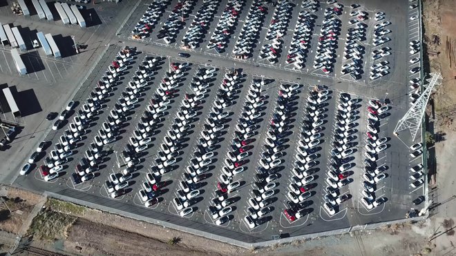 Záběry automobilky Tesla ukazují stovky hotových elektromobilů Model 3