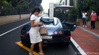 Sexy Girls driving Bugatti Veyron in Monaco!!