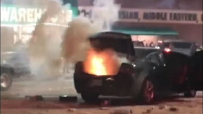 Novoroční požár podpálil černý Dodge Charger