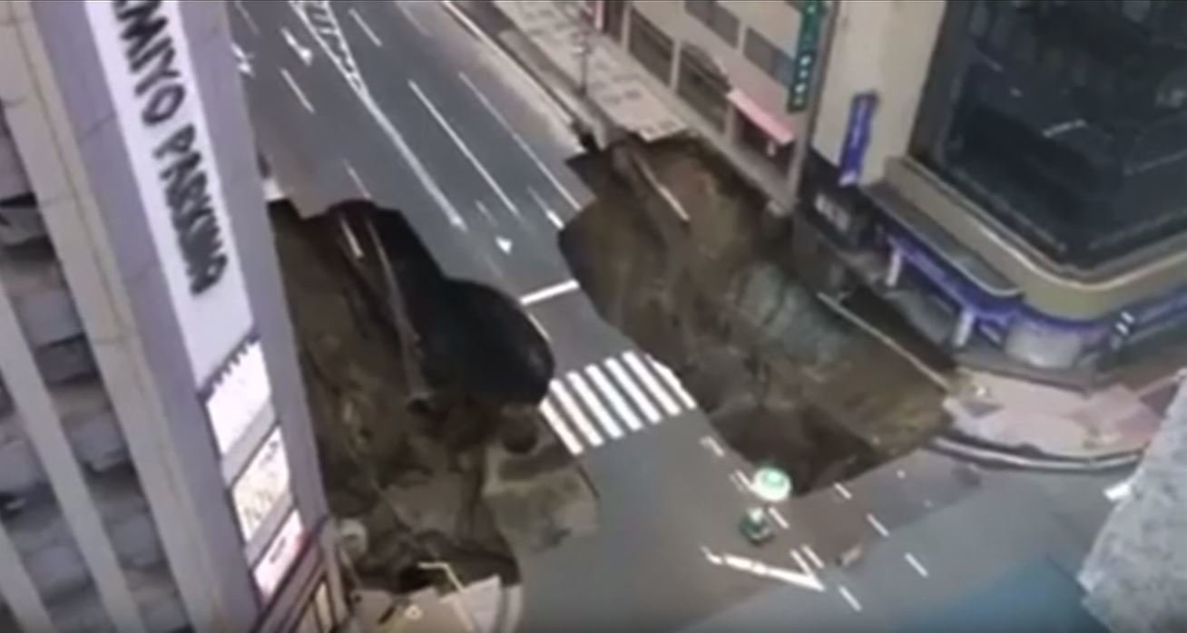 K jednomu z největších propadů silnice za poslední dobu došlo v Japonsku