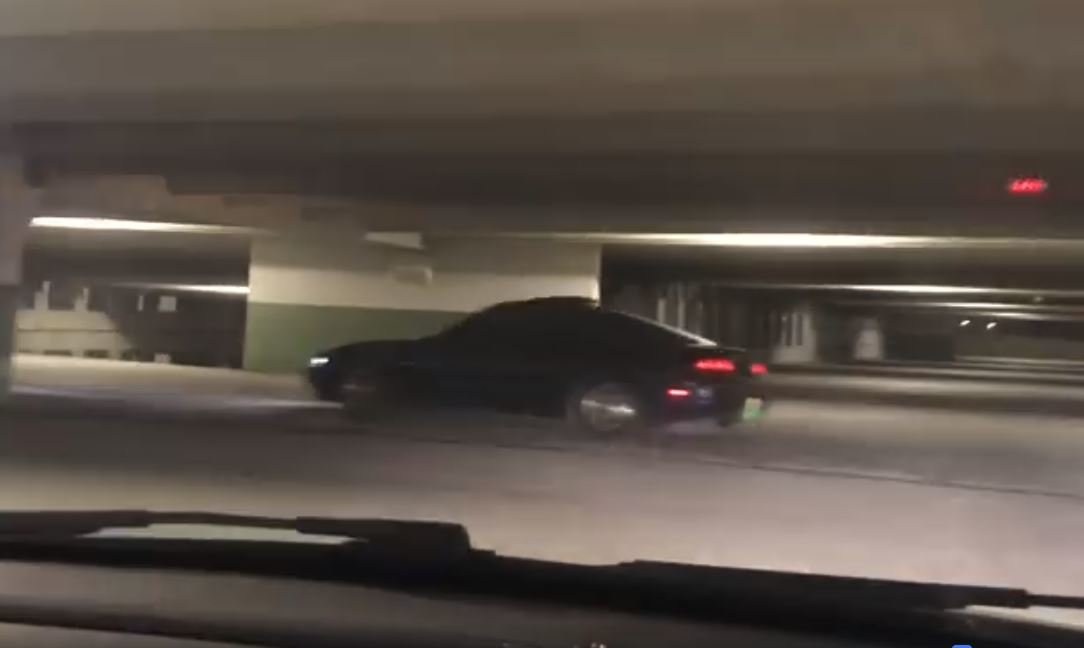 Řidič staršího Nissanu se prodriftoval celými parkovacími garážemi až k výjezdu