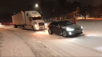Tesla Model X zachraňuje uvízlý kamion Volvo