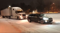 Tesla Model X zachraňuje uvízlý kamion Volvo