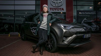 Tým Evy Samkové si převzal nové automobily značky Toyota