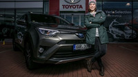 Tým Evy Samkové si převzal nové automobily značky Toyota