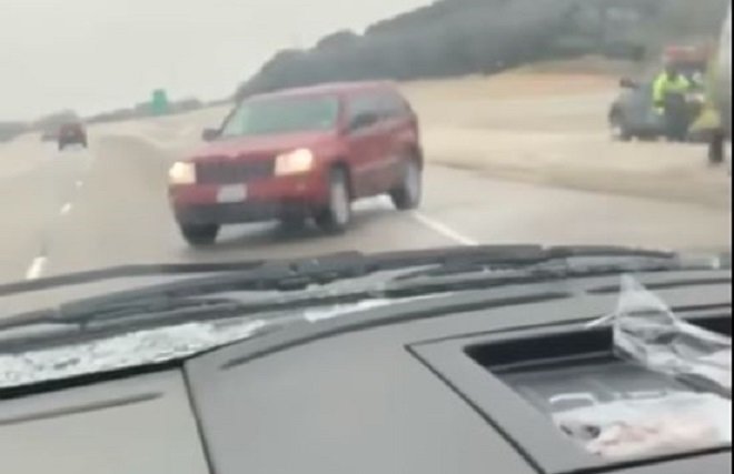 Červený Jeep Grand Cherokee dostal nekontrolovatelný smyk na černém ledu