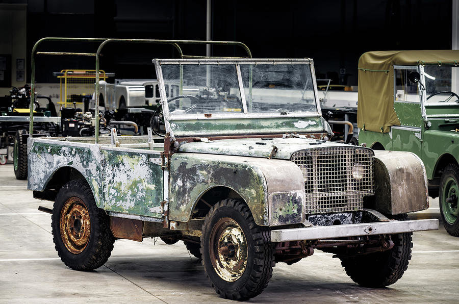 Jeden ze tří prvních vyrobených vozů Land Rover Defender z roku 1948