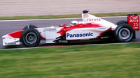 Toyota ve své první sezóně v F1 s vozem TF102, za volantem Allan McNish