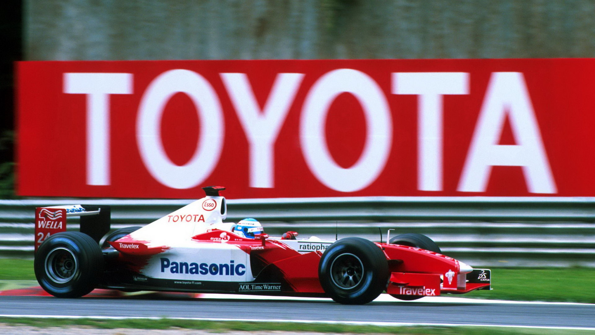 Toyota ve své první sezóně v F1 s vozem TF102, za volantem Mika Salo