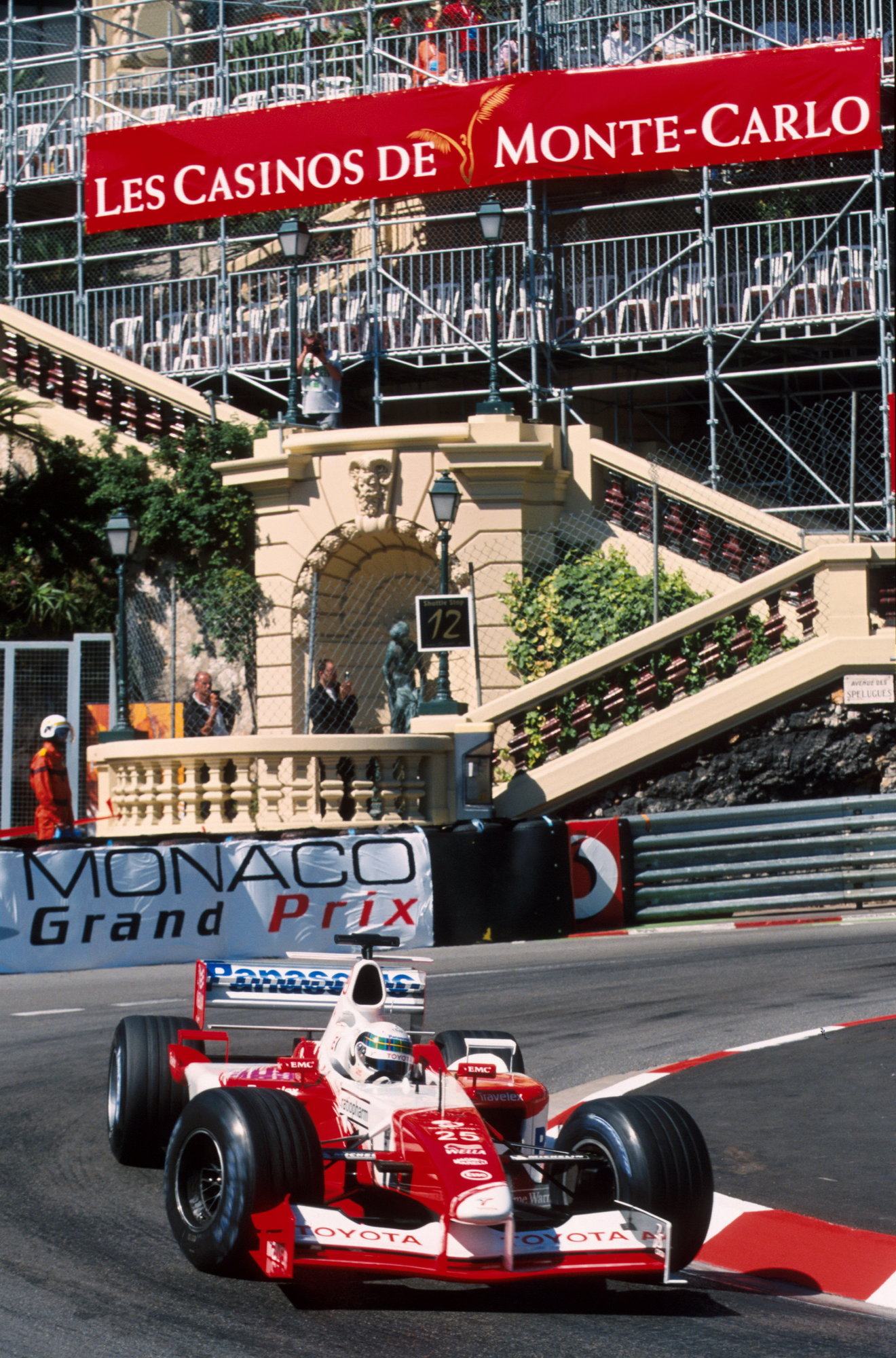 Toyota ve své první sezóně v F1 s vozem TF102, za volantem Allan McNish