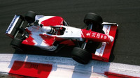 Toyota ve své první sezóně v F1 s vozem TF102, za volantem Allan McNish