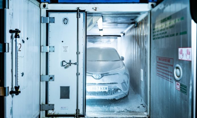Tým britské Toyoty mrazil hybridní C-HR při teplotě - 20 °C a přitom ho přitom poléval vodou