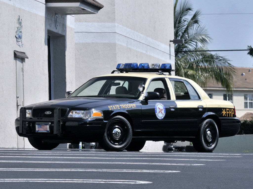 Typické americké policejní vozy Ford Crown Victoria