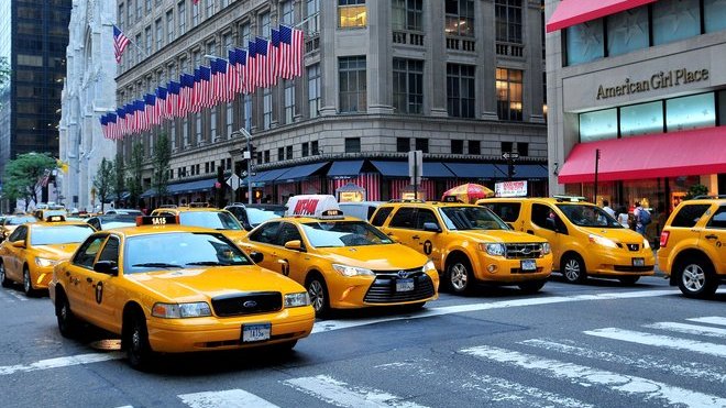 Pohled do ulic New Yorku, žluté vozy Ford Crown Victoria taxi jsou téměř na každém rohu