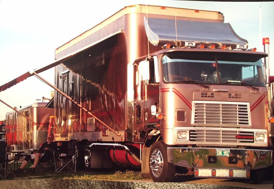 Obytná náklaďák International Cabover "Motorhome"