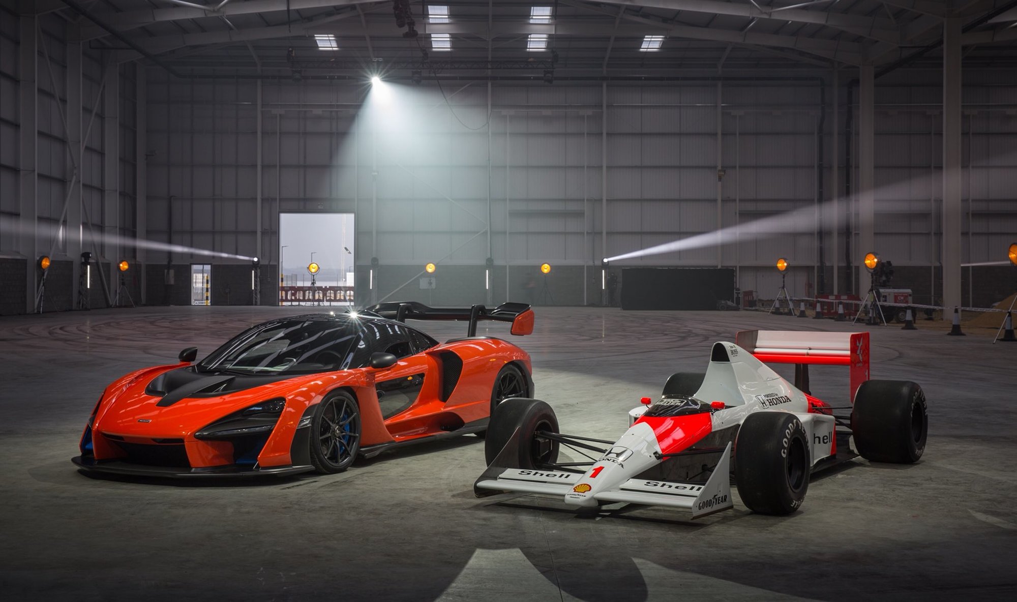 Silniční McLaren Senna se slavným monopostem MP4/5