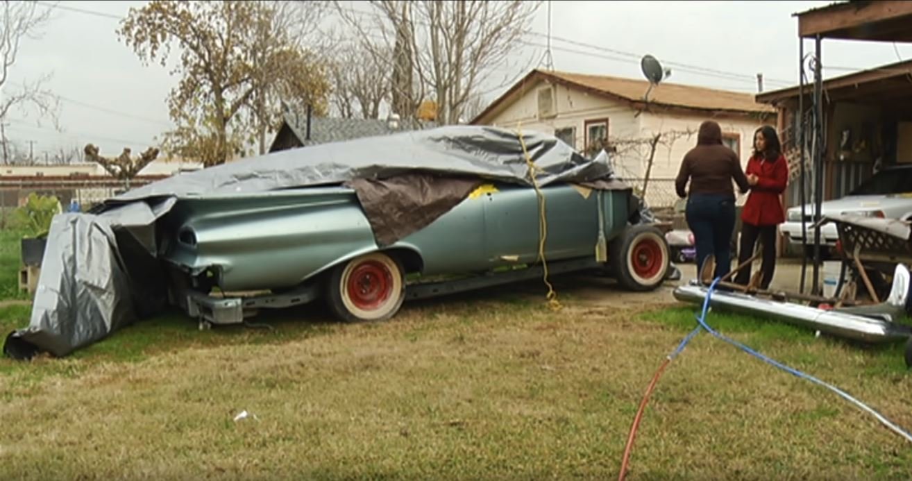 Místo zrenovovaného veterána má teď majitelka Chevroletu Impala jen jeho torzo na dvorku a přístřešek plný dílů