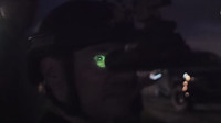 Redaktor dostal od vojáků helmu s brýlemi pro noční vidění