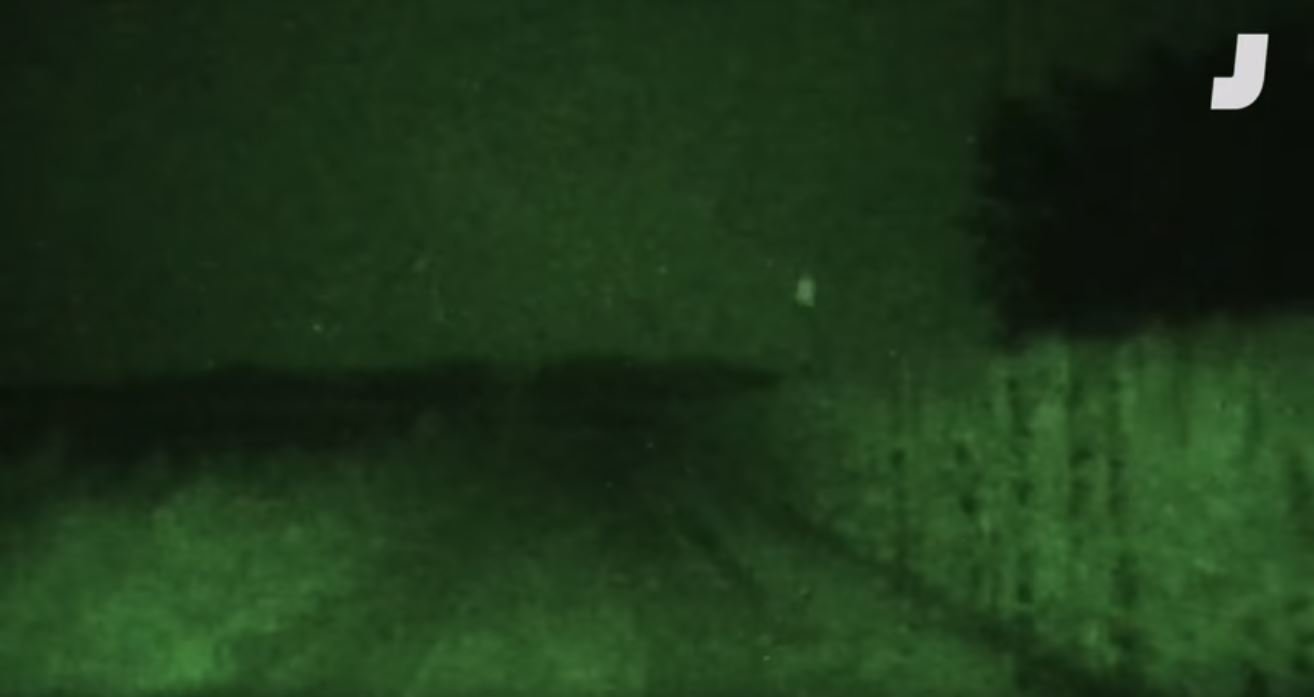Výhled z automobilu během jízdy v absolutní tmě