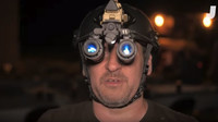 Redaktor dostal od vojáků helmu s brýlemi pro noční vidění