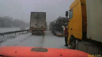 Vážné nehody v zimních měsících znovu poukázaly na neschopnost řidičů vytvářet záchranářské uličky včas a správně