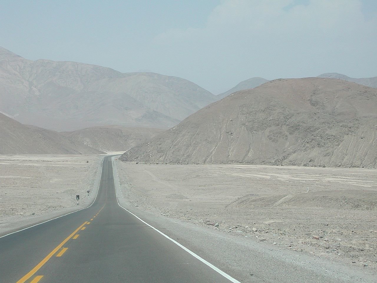 Část dálnice "Panamericana" vedoucí přes poušť Atacama v Peru (foto: Angelica Jacobi)