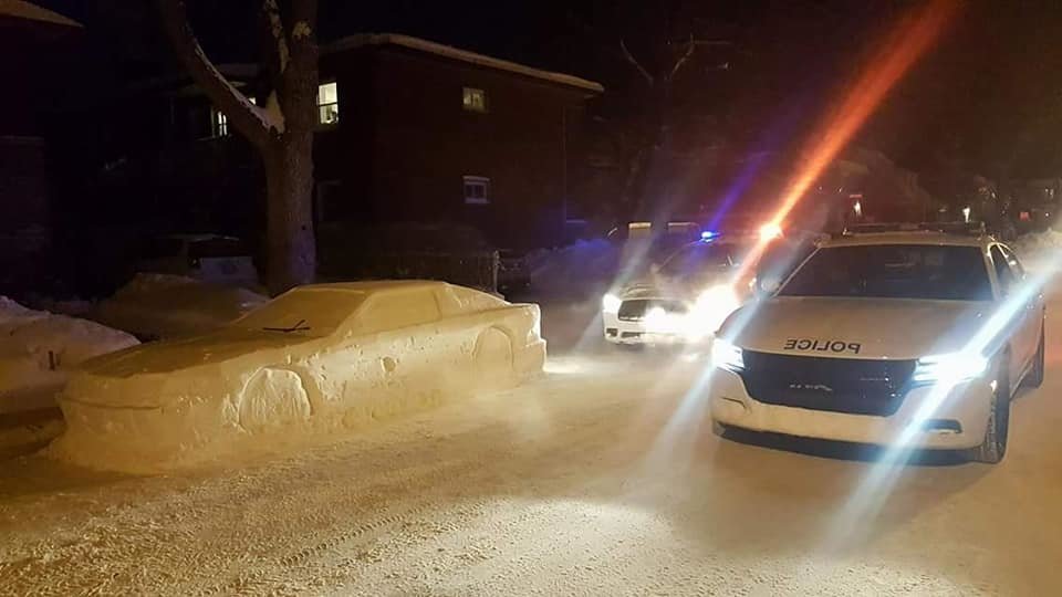 Policisté chtěli Supru ze sněhu nejdříve pokutovat, pak se ale vtípku zasmáli