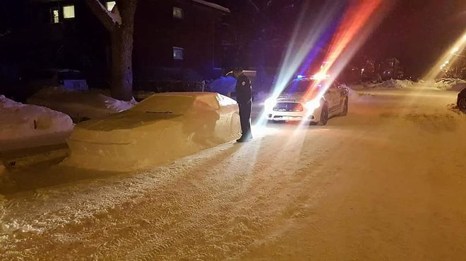 Policisté chtěli Supru ze sněhu nejdříve pokutovat, pak se ale vtípku zasmáli