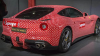 Ferrari f12 Berlinetta v exkluzivním polepu Supreme/Louis Vuitton