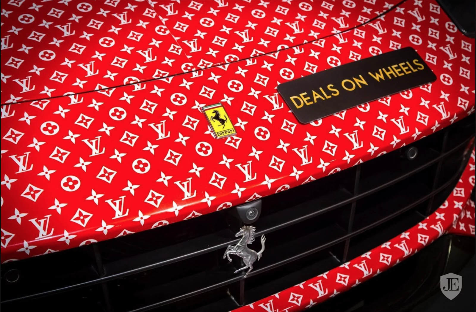 Ferrari f12 Berlinetta v exkluzivním polepu Supreme/Louis Vuitton