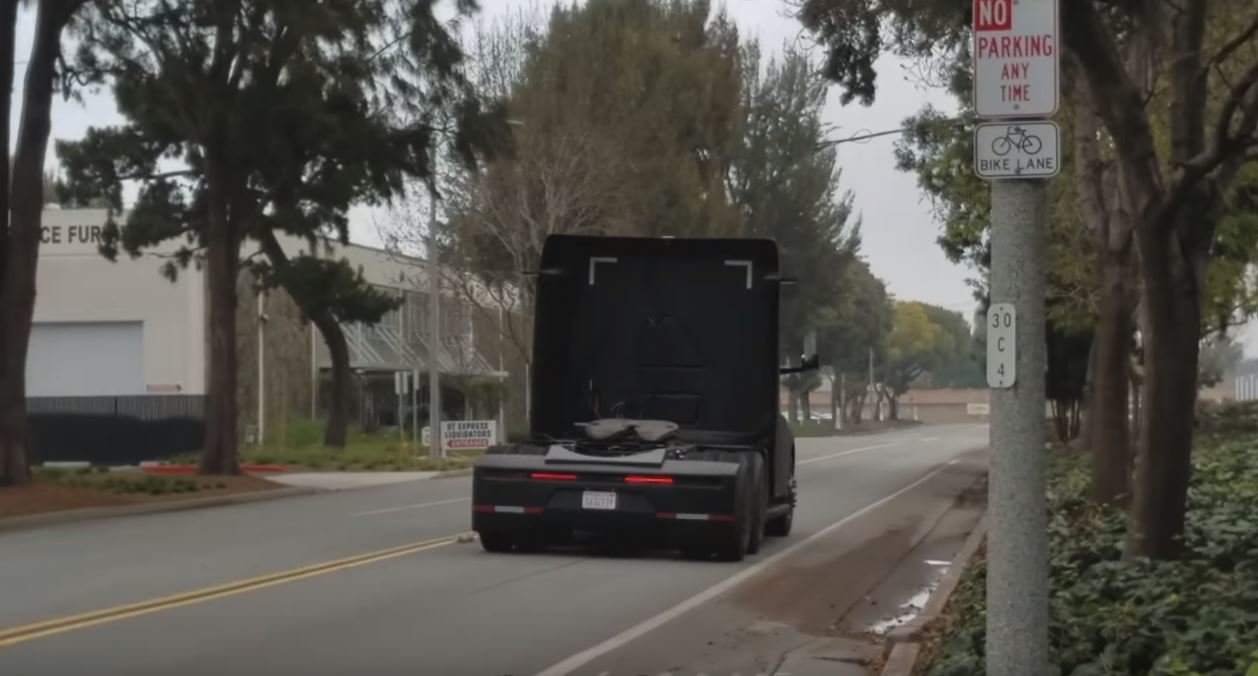 První záběry elektrického tahače Tesla Semi v reálném provozu