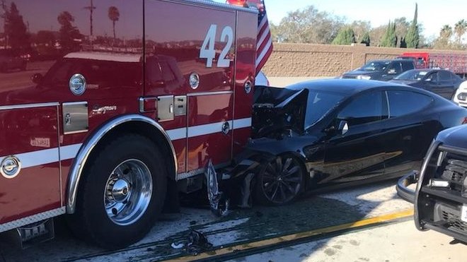 Autopilot poslal Teslu Model S přímo pod hasičskou cisternu