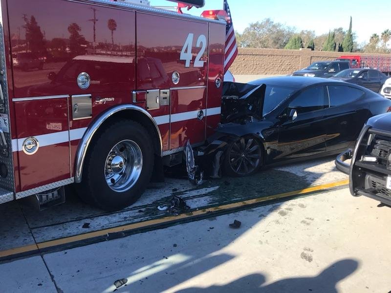 Autopilot poslal Teslu Model S přímo pod hasičskou cisternu