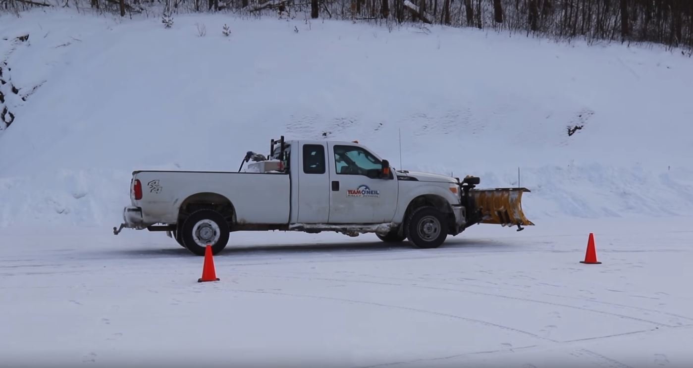 První kužel: 4x4 bez ABS, druhý kužel: 2x4 bez ABS, auto samotné: 2x4 s ABS