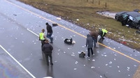 Dálnici uzavřela neobvyklá nehoda, policisté hodinu sbírali rozházené bankovky (zdroj: Facebook/CNN)