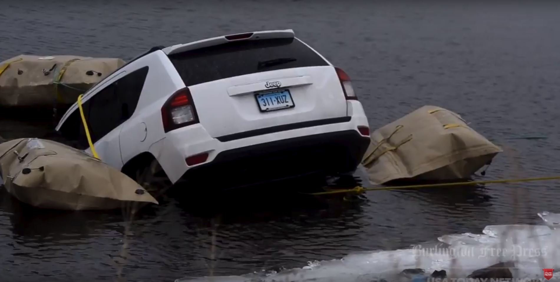 Navigace Waze poslala řidiče Jeepu doprostřed zamrzlého jezera (Youtube/USAToday)