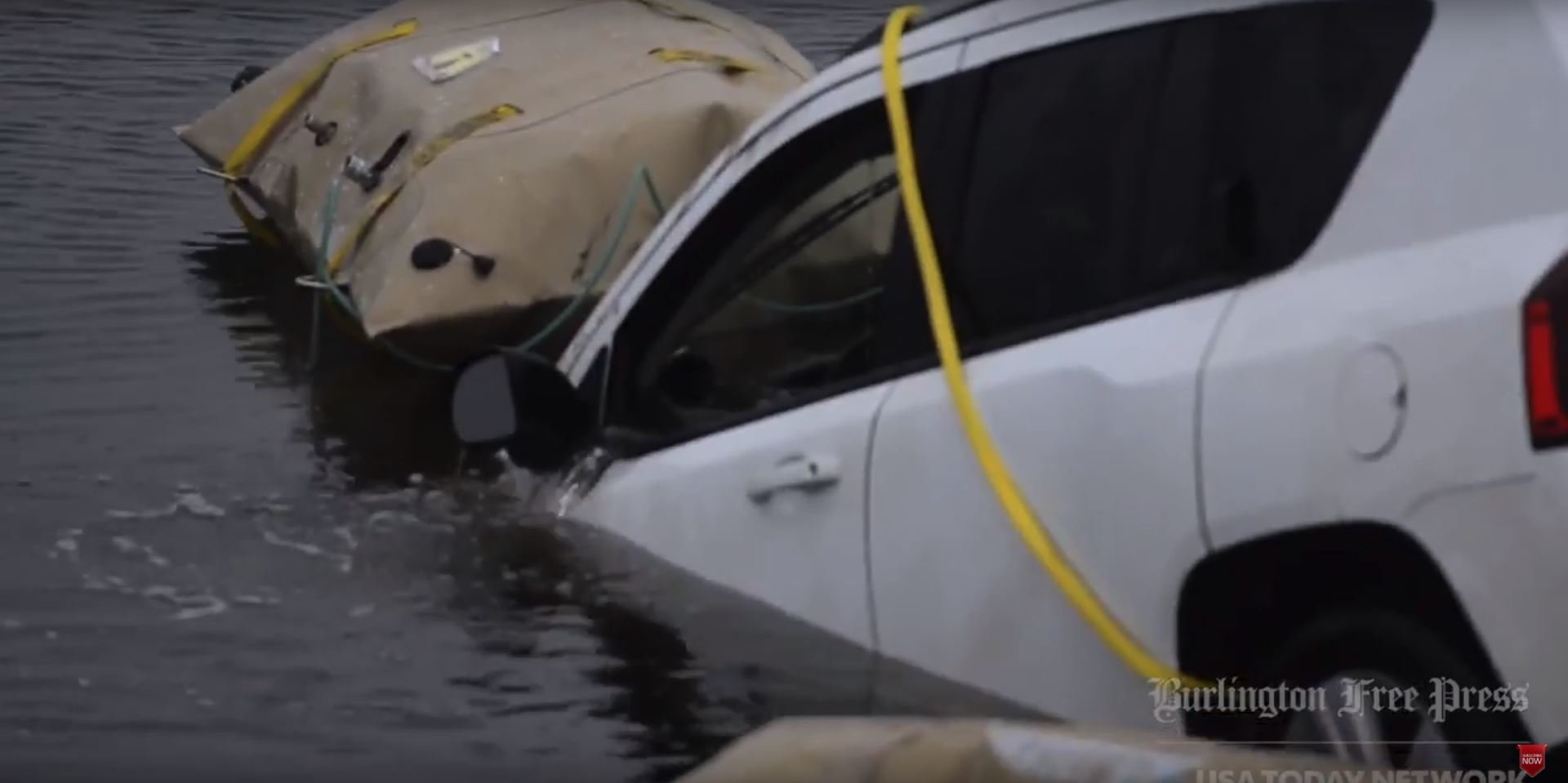 Navigace Waze poslala řidiče Jeepu doprostřed zamrzlého jezera (Youtube/USAToday)