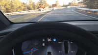 Tesla vs. zatáčka smrti? Odvážný řidič svěřil život do rukou Autopilota