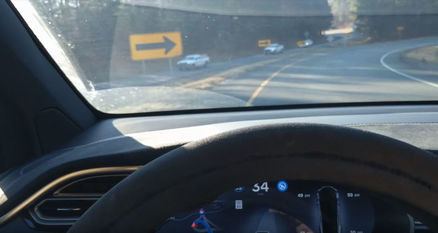 Tesla vs. zatáčka smrti? Odvážný řidič svěřil život do rukou Autopilota