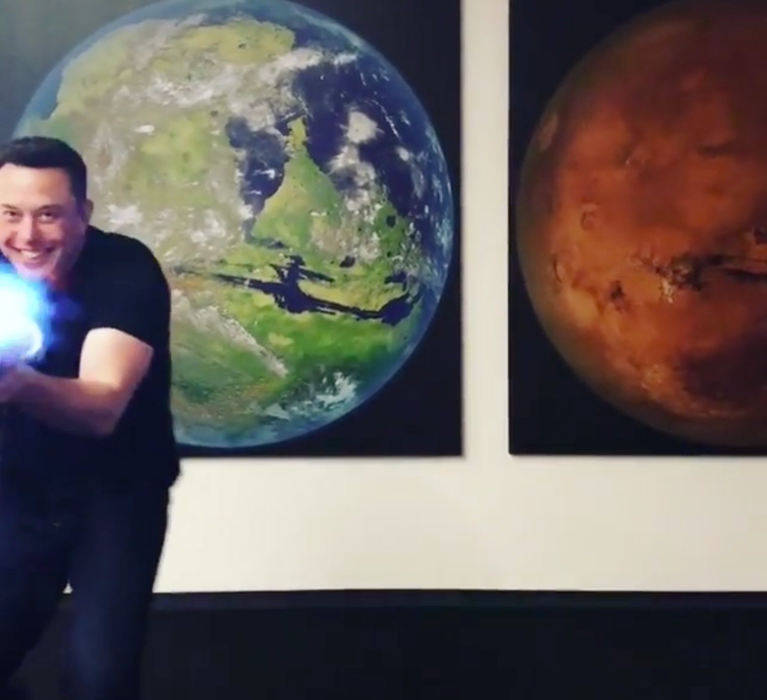 Elon Musk se svou novou hračkou: plamenometem