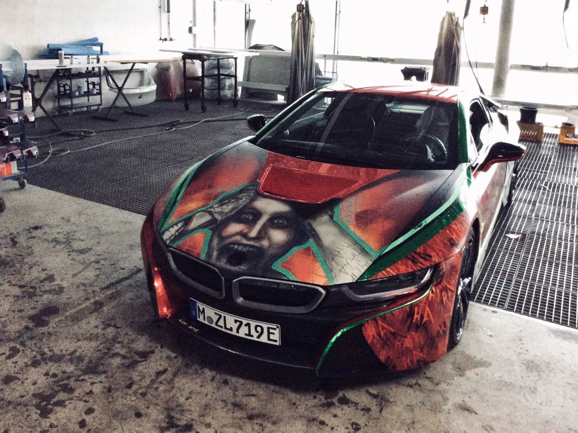 BMW s unikátním designem má na kapotě ukrytého Jokera