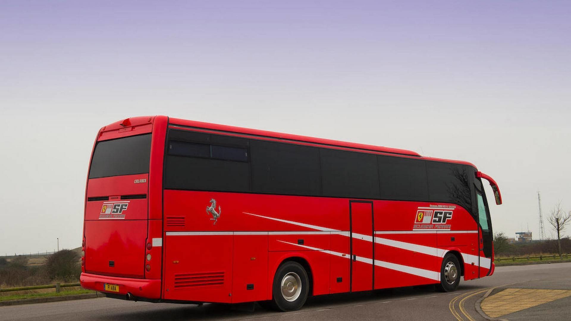 Autobus závodní stáje Ferrari, kterým cestoval i Michael Schumacher nebo Rubens Barrichello