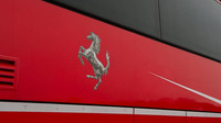 Autobus závodní stáje Ferrari, kterým cestoval i Michael Schumacher nebo Rubens Barrichello
